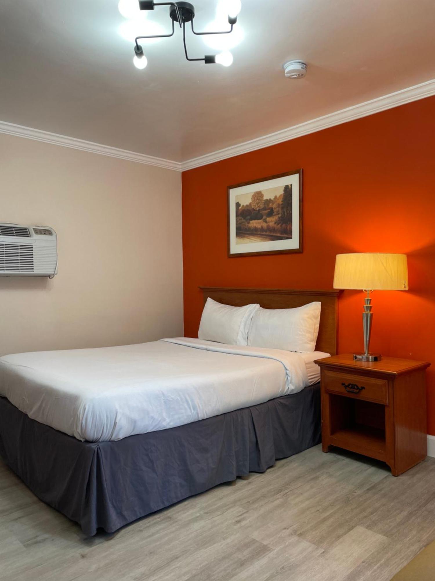 Howard Johnson By Wyndham Ridgecrest, Ca 2*